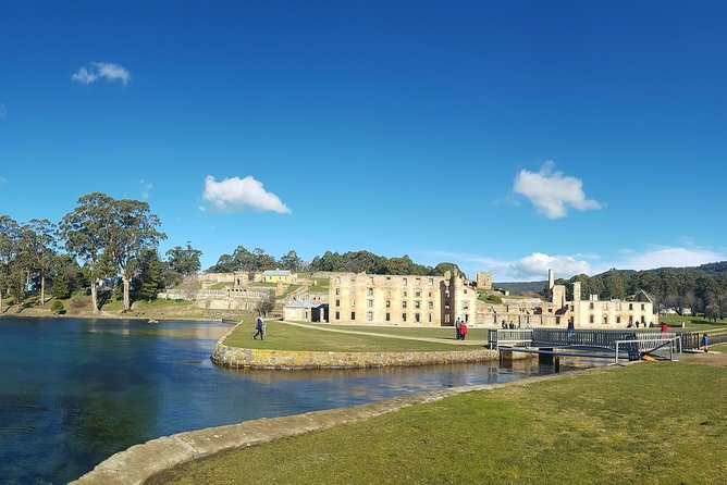 7-Day Super Value Tour of Tasmania: Explore Tasmania's West and East Coasts - Day 6: Bonorong Wildlife Sanctuary, Richmond’s Georgian buildings, and kunanyi